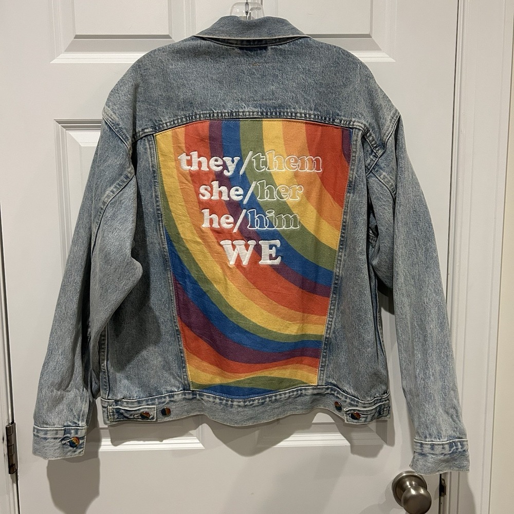 Levi's Premium Pride Liberation Trucker Jacket Denim Rainbow Pronouns Medium M